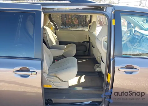 2014 Toyota Sienna Le V6 8 Passenger z USA, uszkodzony, nr VIN 5TDKK3DC2ES491118